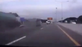 Video: Ngủ gật trên cao tốc, cả xe và xế lộn tung đường