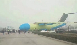 Video: Máy bay quân sự Trung Quốc nằm chắn ngang quốc lộ