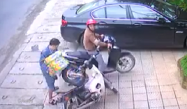 Video: 2 thanh niên đi SH trộm 3 thùng bia của nữ shipper