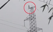 Video: Thót tim cảnh người đàn ông đứng trên đỉnh cột điện cao thế