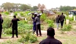 Video: Nhân viên nhà xác tịch thu thi hài giữa lễ tang gây phẫn nộ