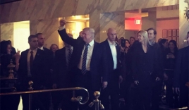 Video: Trump đi ăn tối cùng vợ chồng con gái ở khách sạn gia đình