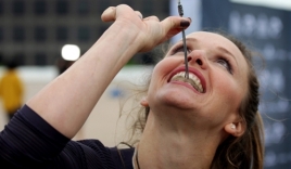 Giỡn mặt tử thần, người phụ nữ dùng răng treo mình ở độ cao 90 m