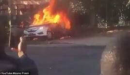 Bị nhầm là taxi Uber, tài xế bị đánh bom xăng suýt bỏ mạng ở Nam Phi