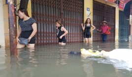 Hoàn lưu bão số 2 gây mưa lớn, Hà Nội 'phố cũng như sông'