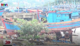 Bãi đóng tàu của ngư dân ở Phú Yên bị 'xóa sổ' do triều cường dâng cao