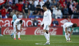 Ronaldo trượt dài cùng Real trong thất vọng, hụt hơi ở cuộc đua với Barca