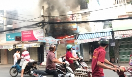 Xe tải tông sập cửa ngôi nhà ngùn ngụt lửa, chủ nhà kêu gào nhờ cảnh sát vào cứu con