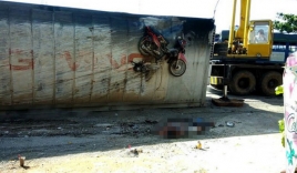 Xe container bất ngờ lật nhào, đè nát người đi xe máy