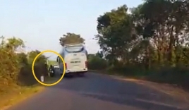 Clip: Xe khách gây tai nạn cho xe máy rồi bỏ chạy khiến dân mạng phẫn nộ