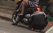 Hình ảnh gây bức xúc: 2 cô gái ngồi yên trên xe máy trong khi chú thợ lớn tuổi khom lưng bơm xe đằng sau