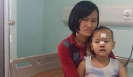 Không có tiền, mẹ nuốt nước mắt ôm con gái 6 tuổi bị ung thư đi ở trọ gần bệnh viện cứ đến giờ lại đưa con vào tiêm, truyền