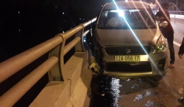 Người đàn ông tông ô tô vào thành cầu rồi nhảy sông tự tử