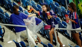 Cổ động viên Nhật Bản ở lại sân dọn rác sau khi đội nhà chiến thắng Colombia tại World Cup