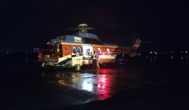 Trực thăng đưa ngư dân bị thương nặng trên biển vào bờ cấp cứu