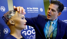 Giám đốc AI của Facebook tuyên bố: Sophia chỉ là con rối - nữ robot đáp trả thế nào?