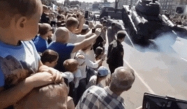 Xe tăng Nga bất ngờ bị lật nhào trong lễ duyệt binh có ông Putin tham dự