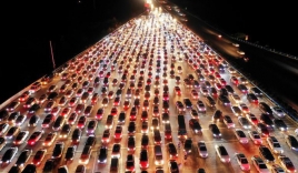 24h qua ảnh: Cảnh ách tắc giao thông trên đường cao tốc ở Trung Quốc