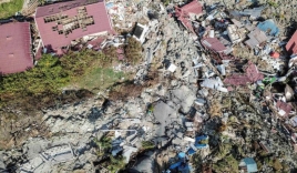 Khoảnh khắc đất hóa lỏng 'nuốt chửng' người, nhà cửa ở Indonesia qua lời kể nhân chứng