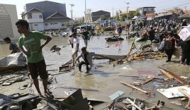 Nhiều gia đình phẫn nộ khi Indonesia tuyên bố ngừng tìm kiếm nạn nhân trong vụ thảm hoạ kép