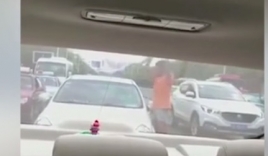 Người ăn xin vác gậy phá xe, đánh nữ tài xế vì bị từ chối cho tiền