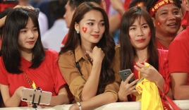 Báo Hàn Quốc ấn tượng về sự cuồng nhiệt của những fan nữ Việt Nam xinh đẹp