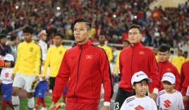 Quế Ngọc Hải đeo băng đội trưởng cho Văn Quyết trước khi nhận cúp vô địch AFF Cup