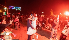 'Việt Nam thắng sẽ tỏ tình với người bình luận đầu tiên' và bộ ảnh cưới sau 10 tháng trong đêm lịch sử của bóng đá