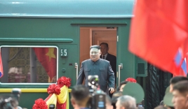 Chủ tịch Kim Jong Un cùng em gái bước xuống từ tàu bọc thép, bắt đầu công du Việt Nam