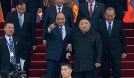 Khoảnh khắc Thủ tướng Nguyễn Xuân Phúc cầm tay Chủ tịch Kim Jong-un