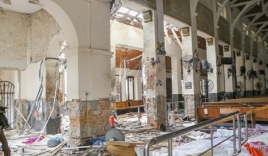 Hiện trường vụ đánh bom kinh hoàng ở Sri Lanka, ít nhất 160 người thiệt mạng