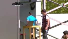 Video: Trọng tài biên bị 'thẻ đỏ' vì dừng trận đấu để chạy vào WC