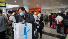 Khiếp đảm với virus Corona, du khách Trung Quốc cố thủ ở Nội Bài không về nước