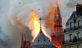 Nhà thờ Đức Bà Paris bốc cháy ngùn ngụt: Sao Việt đau xót trước biến cố lịch sử