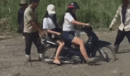 2 thiếu nữ cùng xe máy sa lầy trên đường đang đổ bê tông khiến CDM 'cạn lời'