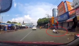 Bị taxi tạt đầu, tài xế ô tô vô tình gây hoạ cho 3 cô gái đi xe máy