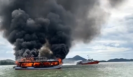 Tàu du lịch chở 25 người ở Phú Quốc cháy ngùn ngụt trên đường ra đảo Hải Tặc