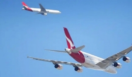 Cảnh tượng cực hiếm gặp: 2 máy bay gặp nhau trên cùng một đường bay