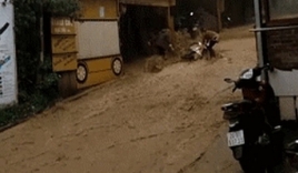 Dòng nước cuồn cuộn chảy xiết cuốn trôi xe máy sau trận mưa lớn tại bản Cát Cát, Sa Pa