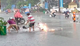 Dùng xô hứng nước mưa dập xe máy đang cháy, việc làm của 3 người đàn ông thành công Dã tràng
