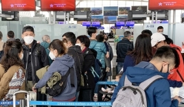 2 hành khách Trung Quốc có biểu hiện sốt cao khiến sân bay Nội Bài náo loạn