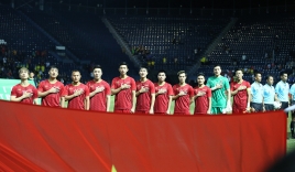 Nghi lễ chào cờ hiếm thấy tại King's Cup 2019: Từng cầu thủ Việt Nam cúi đầu chào nhà vua