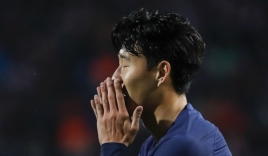 Son Heung Min chắp tay xin lỗi Gomes sau bàn thắng tại Champions League 