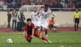 Tình huống cầu thủ UAE bị đuổi khỏi sân sau pha phạm lỗi với Tiến Linh