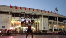 'Phượt thủ' Thái Lan đạp xe gần 1400 km đến SVĐ Mỹ Đình cổ vũ cho đội nhà 