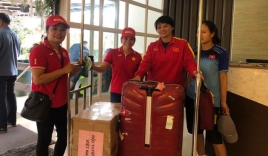 CĐV mang 60 kg thực phẩm 'tiếp tế' cho ĐT nữ Việt Nam