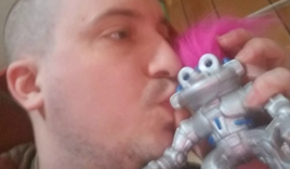 Chàng trai muốn cưới robot sau 2 năm yêu nhau