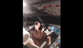 Phi công bị cấm bay suốt đời vì cho gái xinh vào buồng lái chụp ảnh