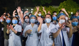 Vỡ òa khoảnh khắc Bệnh viện Bạch Mai được gỡ phong tỏa