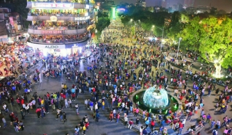 Hà Nội: Khuyến cáo người dân ăn mặc lịch sự, không nói tục ở phố đi bộ Hoàn Kiếm